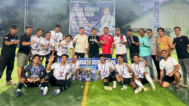 Tim Disdik FC berhasil keluar sebagai juara Turnamen Mini Soccer Sinjai Bersatu Series 2026 yang digelar di Lapangan MPJ Mini Soccer, Jalan Wolter Monginsidi, Kecamatan Sinjai Utara, Kabupaten Sinjai, Minggu (31/5/2026). (Foto: Istimewa)