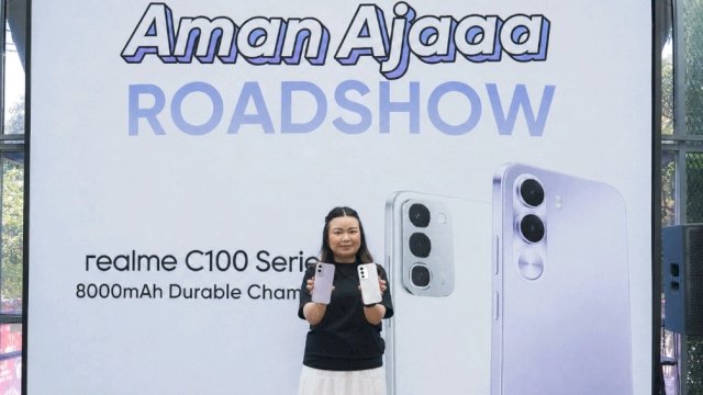 Public Relations Lead realme Indonesia, Krisva Angnieszca saat memperlihatkan produk realme C100 Series, di sela-sela peluncuran di Verda Cafe Makassar, Senin, (25/05/2026). (Dok. Istimewa) 