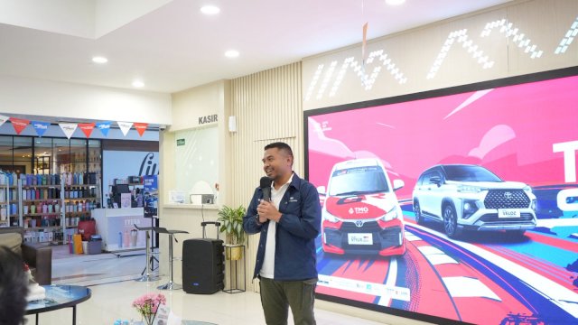 Marketing General Manager Kalla Toyota, Suliadin, dalam Presconnya, di Outlet Kalla Toyota Cabang MaRI, kemarin. (Dok. Kalla Toyota) 