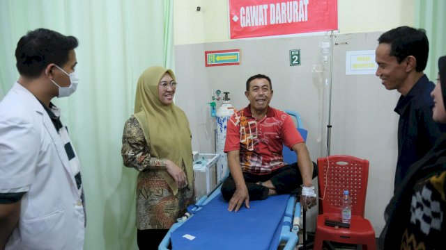 Bupati Gowa, Sitti Husniah Talenrang saat meninjau pelayanan di RSUD Syekh Yusuf pasca kebakaran, kemarin. (Dok. Humas Gowa) 