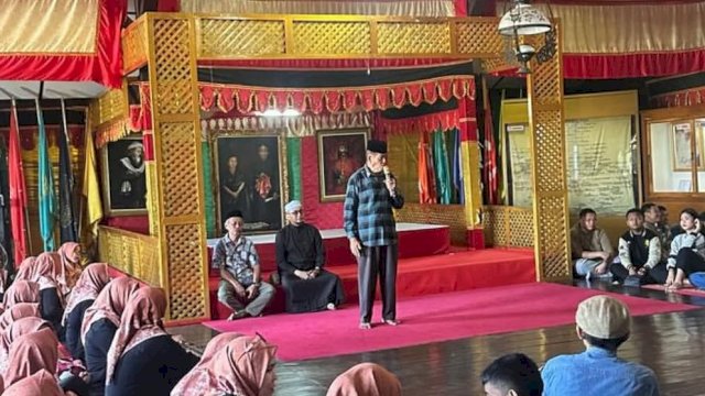 Kurator Museum Balla Lompoa, Andi Jufri Tenribali, saat menerima kunjungan wisata dari Ibu-ibu Majelis Taklim asal Kalimantan Timur pada April 2026 lalu. (Dok. Istimewa) 