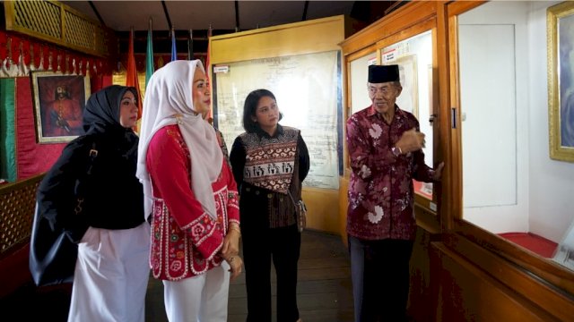 Kurator Museum Balla Lompoa, Andi Jufri Tenribali saat memperkenalkan sejumlah koleksi Museum Balla Lompoa di sela-sela menerima kunjungan wisata Ketua Persit KCK Koorcab Divif 3 PG Kostrad, Vivi Wulang Nur Yudhanto, bersama rombongan, Minggu, 24 Mei 2026 lalu. (Dok. Istimewa) 