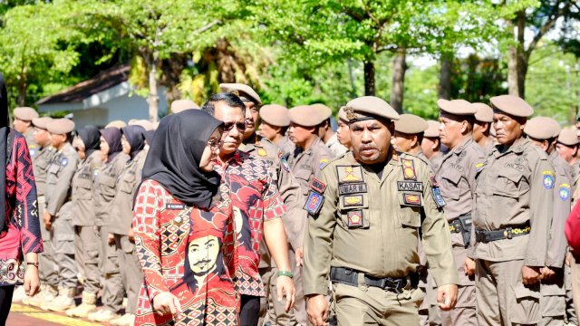 Bupati Gowa, Sitti Husniah Talenrang didampingi Sekretaris Daerah Kabupaten Gowa, Andy Azis Peter dan Kepala Satpol PP Kabupaten Gowa, Umar Madjid usai memimpin Apel Besar Satpol PP Kabupaten Gowa, di Lapangan Upacara Kantor Bupati Gowa, Kamis, (04/06/2026). (Dok. Humas Gowa) 