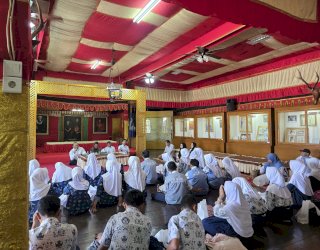 Dalami Sejarah Kerajaan Gowa, Pelajar SMPN Ikut Kajian Koleksi Museum Balla Lompoa