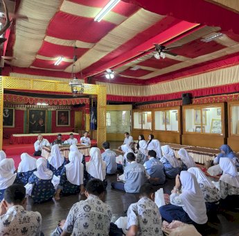 Dalami Sejarah Kerajaan Gowa, Pelajar SMPN Ikut Kajian Koleksi Museum Balla Lompoa