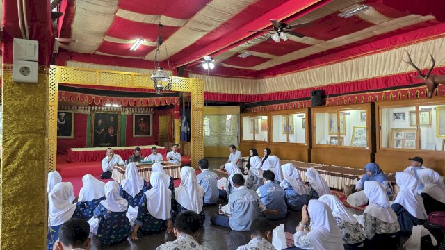 Pelajar dari berbagai SMPN di Kabupaten Gowa terlihat antusias mengikuti Kajian Koleksi Museum yang digelar Disparbud Gowa, di Museum Balla Lompoa, kemarin. (Dok. Disparbud Gowa) 
