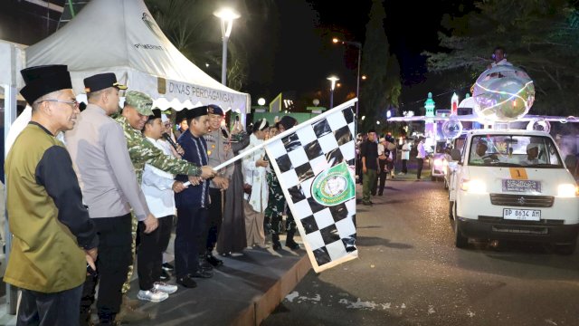 Ket: Wali Kota Parepare, Tasming Hamid bersama Forkopimda Lepas Peserta Takbir Keliling