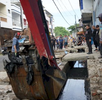 Wali Kota Parepare Tasming Hamid Koordinir Pengerukan Saluran Pembuangan Air Utama Di Labukkang