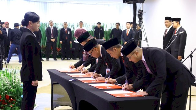 Ketua Dewan Komisioner OJK, Friderica Widyasari Dewi saat melantik dan mengambil sumpah lima jabatan pimpinan satuan kerja lingkup Otoritas Jasa Keuangan, di Jakarta, kemarin. (Dok. Otoritas Jasa Keuangan)
