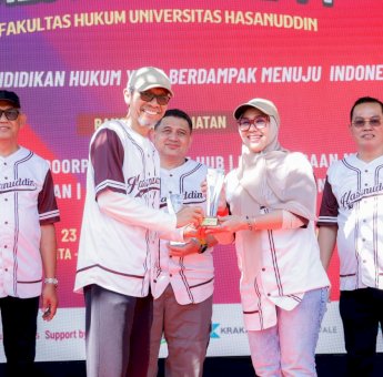 Andi Ina Raih Penghargaan Alumni Berdedikasi dari Fakultas Hukum Unhas