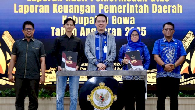 Bupati Gowa, Sitti Husniah Talenrang (kedua kiri) saat menerima Opini WTP terhadap LKPD Kabupaten Gowa Anggaran 2025 dari BPK RI pada Penyerahan LHP BPK, di Kantor BPK RI Perwakilan Sulawesi Selatan, Makassar, kemarin. (Dok. Humas Gowa) 
