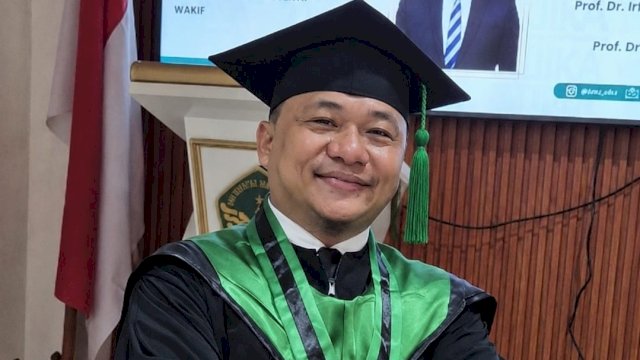 VP PT Indosat Tk, Hendriansyah, S.Si., M.M usai melakukan Sidang Promosi Doktor Terbuka Program Studi S3 Ekonomi Syariah yang digelar di Auditorium Rektorat Universitas Ibn Khaldun Bogor, Selasa, 9 Juni 2026, kemarin. (Dok. Istimewa) 