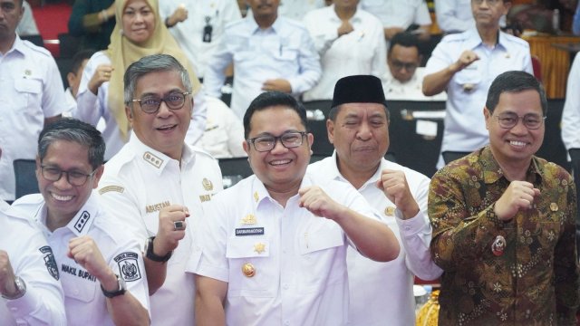 Wakil Bupati Gowa, Darmawangsyah Muin (tengah) saat menghadiri Pencanangan Sensus Ekonomi 2026 Provinsi Sulawesi Selatan di Ruang Pola Kantor Gubernur Sulsel, Rabu (10/6/2026). (Dok. Humas Gowa)