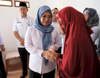 Pastikan Bantuan Tepat Sasaran, Husniah Lihat Langsung Bantuan Bedah Rumah di Bajeng Barat