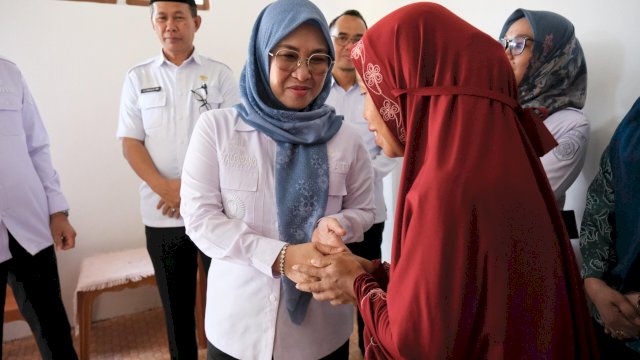 Bupati Gowa, Sitti Husniah Talenrang saat melakukan kunjungan ke penerima bantuan bedah rumah Jumriani, di Kecamatan Bajeng Barat, Rabu (10/06/2026). (Dok. Humas Gowa) 