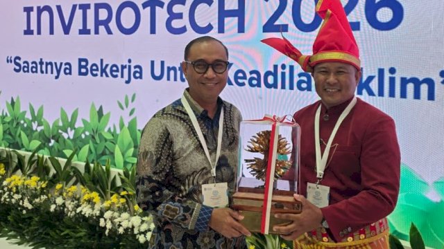 Kepala Dinas Lingkungan Hidup Kabupaten Gowa, Azhari Azis bersama Jamaluddin, penggiat lingkungan asal Desa Kanreapia, Kecamatan Tombolopao usai menerima Penghargaan Kalpataru Kategori Perintis Tahun 2026, pada Perayaan Hari Lingkungan Hidup Sedunia dan INVIROTECH 2026, di Jakarta International Convention Center, Kamis, (11/06/2026). (Dok. Humas Gowa) 