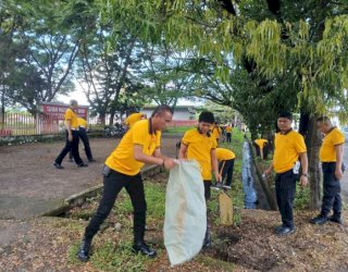 Sambut Hari Bhayangkara ke-80, Polres Bulukumba Bersihkan TMP Taccorong