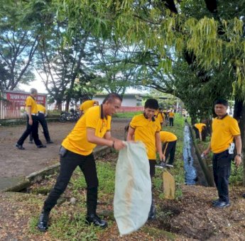 Sambut Hari Bhayangkara ke-80, Polres Bulukumba Bersihkan TMP Taccorong