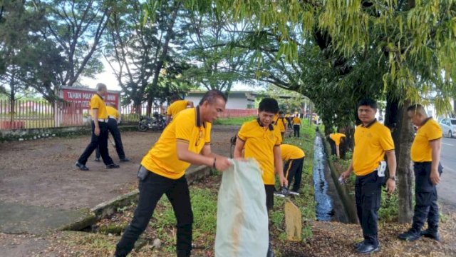 Wakapolres Bulukumba Kompol H. Syafaruddin pimpin Kerja Bakti Bersih di kawasan TMP Taccorong. [IST]