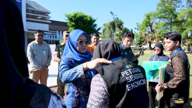 Bupati Gowa, Sitti Husniah Talenrang saat menghadiri Pencanangan Komitmen Bersama dan Apel Siaga Pelaksanaan Sensus Ekonomi 2026, di Lapangan Upacara Kantor Bupati Gowa, Jumat (12/06/2026). (Dok. Humas Gowa) 
