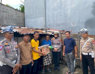 Satlantas Polres Bulukumba Edukasi Keselamatan Berkendara dan Salurkan Sembako Lewat Program Jumat Berkah