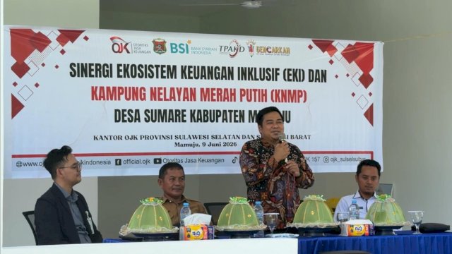 Asisten Direktur OJK Sulselbar, Mushadi Nurali dalam Pertemuan Sinergi Program EKI dan Program KNMP, di Desa Sumare, Kabupaten Mamuju, Sulawesi Barat, kemarin. (Dok. OJK Sulselbar) 