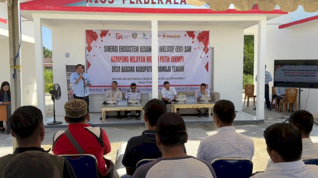 Asisten Direktur OJK Sulselbar, Mushadi Nurali saat memberikan sambutan dalam Edukasi Keuangan Sinergi Program EKI dan KNMP di Desa Babana, Kabupaten Mamuju Tengah, Sulawesi Barat, kemarin. (Dok. Humas OJK Sulselbar) 