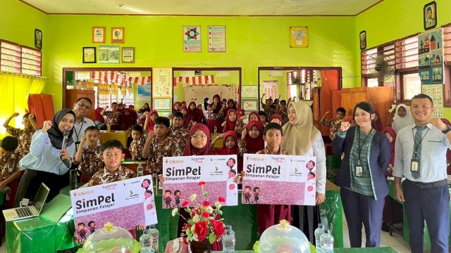OJK Sulselbar saat melaksanakan kegiatan edukasi keuangan di SD Inpres Ngapaboa, Kabupaten Mamuju Tengah, belum lama ini. (Dok. OJK Sulselbar) 
