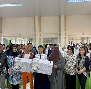 Perkuat Literasi Keuangan, OJK Sulselbar Ajak Pelajar SMPN 2 Mamuju Terbiasa Menabung