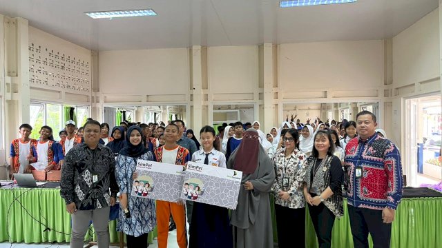 Sebanyak 120 siswa dari SMP Negeri 2 Mamuju saat mengikuti edukasi keuangan yang digelar OJK Sulselbar, belum lama ini. (Dok. OJK Sulselbar) 