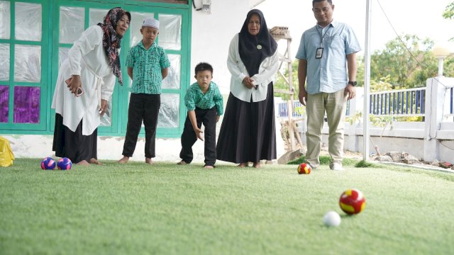 PLN UIP Sulawesi memberikan bantuan sarana pembelajaran edukatif dan pembangunan lapangan bocce bagi siswa-siswi disabilitas di SLB Negeri 1 Sidrap. (Dok. Humas PLN UIP Sulawesi) 