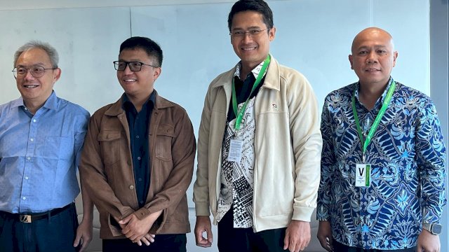 Penandatanganan dokumen hibah dihadiri Direktur Utama PT Stargate Mineral Asia, Ruli Tanio, Direktur PT Stargate Mineral Asia, Daniel Kong, serta General Manager PLN UIP Sulawesi, I Gusti Made Aditya San Adinatha (kedua kanan) di Jakarta belum lama ini. (Dok. Humas PLN UIP Sulawesi)