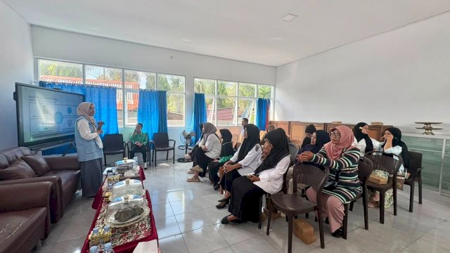 Pegawai PLN UIP Sulawesi Bidang Perencanaan, A. Yul Sri Hidayah saat menyampaikan materi pada Penyuluhan Antikorupsi di SLBN 1 Sidrap, belum lama ini. (Dok. Humas PLN UIP Sulawesi) 