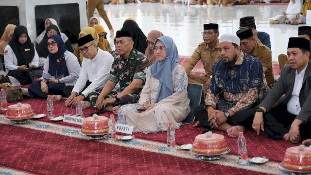 Bupati Gowa, Sitti Husniah Talenrang saat menghadiri Tausyiah, Zikir dan Doa Bersama Pemerintah dan Masyarakat Kabupaten Gowa dalam Perayaan Tahun Baru Islam 1448 Hijriah, di Masjid Agung Syekh Yusuf, kemarin. (Dok. Humas Gowa)