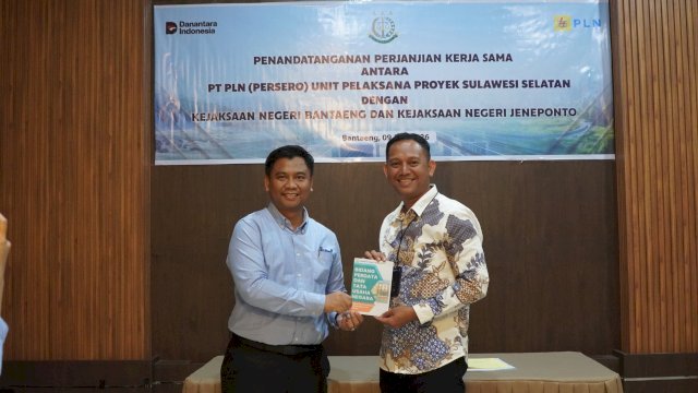 PLN UIP Sulawesi berkolaborasi bersama Kejari Jeneponto dalam memberikan dukungan terhadap pembangunan SUTT 150 kV Punagaya&ndash;Bantaeng melalui penandatanganan PKS, belum lama ini. (Dok. Humas PLN UIP Sulawesi) 