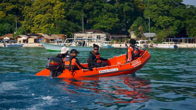 Personel Kalla Rescue saat mengikuti training penanganan penyelamatan di Pulau Samalona, Sabtu, 13 Juni 2026 kemarin. (Dok. Kalla Group)