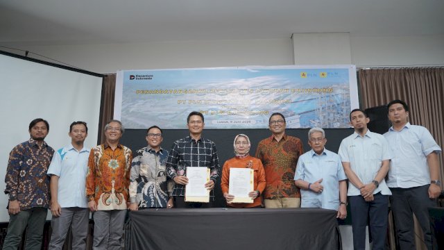 General Manager PLN UIP Sulawesi, I Gusti Made Aditya San Adinatha, dan Direktur Utama PLN Enjiniring, Cairani Rachmatullah, serta disaksikan oleh Komisaris Utama PLN Enjiniring, Bob Saril saat melakukan penandatanganan PKS dalam memperkuat pengawasan konstruksi pada sejumlah proyek ketenagalistrikan di wilayah Sulawesi. (Dok. Humas PLN UIP Sulawesi) 