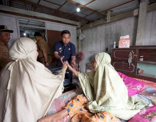 Tasming Hamid Salurkan Rastra Antar Langsung ke Rumah Warga, Lansia Juga Terima Bantuan Kursi Roda