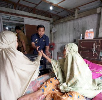 Tasming Hamid Salurkan Rastra Antar Langsung ke Rumah Warga, Lansia Juga Terima Bantuan Kursi Roda