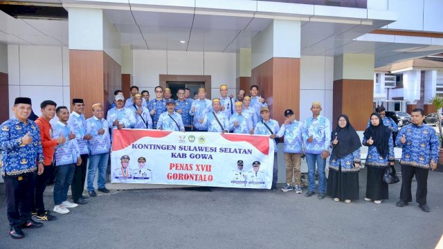 Sekretaris Daerah Kabupaten Gowa, Andy Azis saat melepas Rombongan KTNA Kabupaten Gowa yang akan mengikuti Pekan Nasional (PENAS) Petani Nelayan XVII di Gorontalo, di Baruga Karaeng Pattingalloang, Kantor Bupati Gowa, Rabu (17/06/2026). (Dok. Humas Gowa) 
