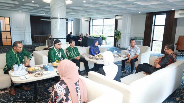 Ket: Sekda Barru Sambut Tim Survei Akreditasi