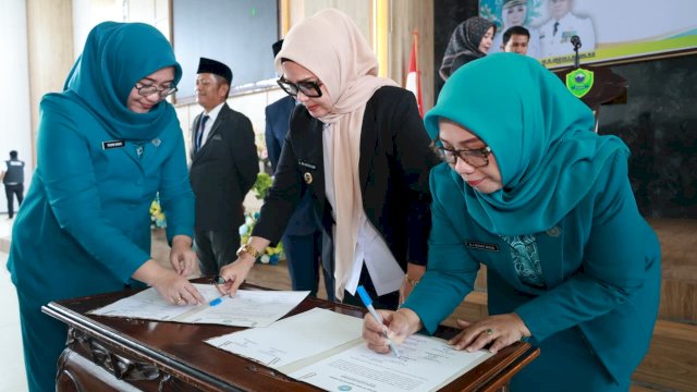 Ket: Bupati Barru, Andi Ina Kartika Sari Lantik Pengurus TP PKK se-Barru