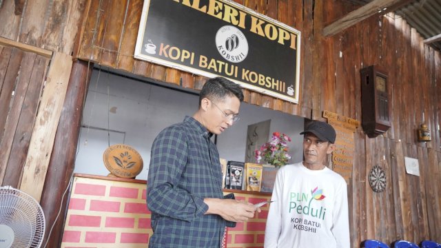 General Manager PLN UIP Sulawesi, I Gusti Made Aditya San Adinatha saat melakukan kunjungan kerja ke Kelompok Tani Kopi Batui Oishii, di Kabupaten Banggai, Sulawesi Tengah, Rabu, 10 Juni 2026 lalu. (Dok. Humas PLN UIP Sulawesi)