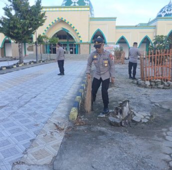 Polres Bulukumba Kirim Pesan Toleransi Lewat Aksi Bersih-Bersih Masjid dan Gereja