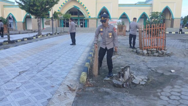 Jajaran polres Bulukumba saat menggelar kegiatan bakti religi di Masjid Agung Bulukumba. [IST]