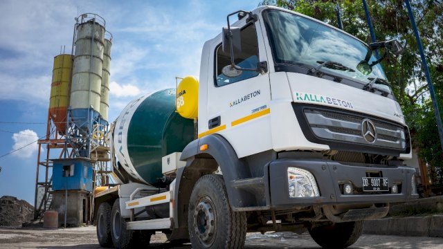 Potret armada ready mix Kalla Beton. Produk ini kembali dipercaya dalam pembangunan Proyek Strategis Nasional (PSN), Sekolah Garuda di Kota Kendari, Sulawesi Tenggara tahun ini. (Dok. Kalla Group)