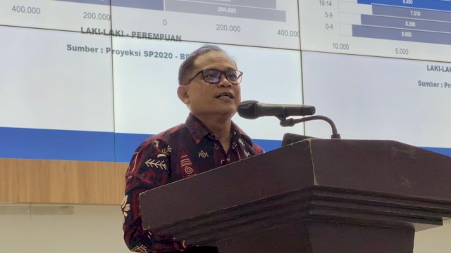 Kepala OJK Sulselbar, Moch Muchlasin saat hadir dalam Seminar Edukasi Keuangan "Generasi Melek Finansial: Menata Dana Pensiun di Tengah Disrupsi dan Risiko Keuangan" yang digelar OJK Sulselbar bersama Persatuan Aktuaris Indonesia (PAI) dan Unhas, di Auditorium Prof. A. Amiruddin, Fakultas Kedokteran UNHAS, Makassar, kemarin. (Dok. OJK Sulselbar)