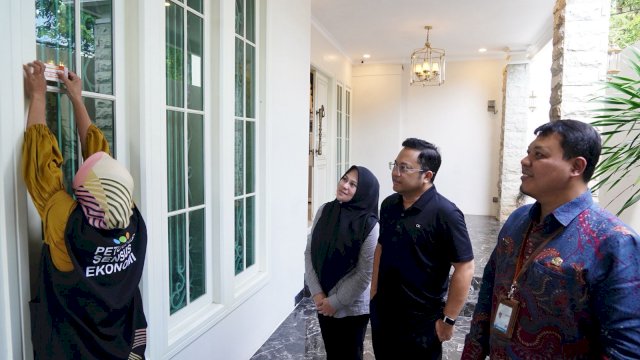 Wakil Bupati Gowa, Darmawangsyah Muin bersama istri yang juga Ketua TP PKK Kabupaten Andi Tenri Indah saat mengikuti proses pendataan Sensus Ekonomi oleh petugas BPS Kabupaten Gowa, di rumah pribadinya, Jumat, (19/06/2026). (Dok. Humas Gowa) 