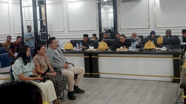 Saksi-saksi dari PT Urban Ritel Internasional sebagai perusahaan pemenang proyek pengadaan seragam sekolah pada program Seragam Sekolah Gratis Pemerintah Kabupaten Gowa, pada Sidang Perdana Hak Angket DPRD Kabupaten Gowa, Jumat, (19/06/2026). (Dok. Istimewa) 