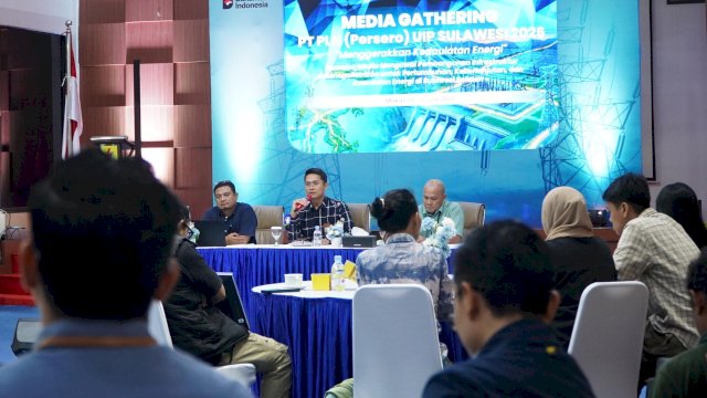 General Manager PT PLN (Persero) UIP Sulawesi, I Gusti Made Aditya San Adinatha saat memberikan sambutan pada Media Gathering 2026 bertema "Menggerakkan Kedaulatan Energi", di Kantor PLN UIP Sulawesi, kemarin. (Dok. Humas PLN UIP Sulawesi) 